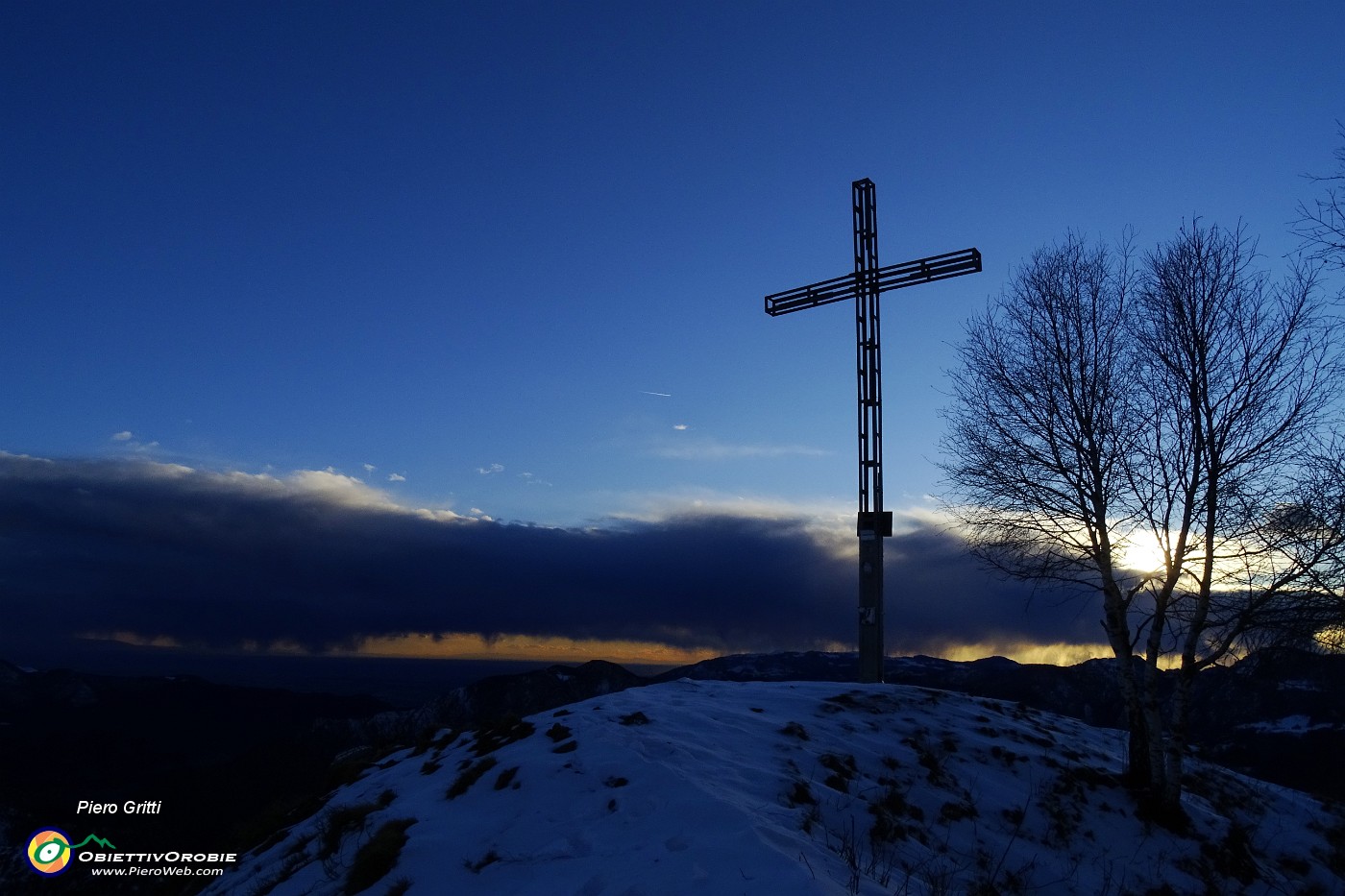 27 Alla croce di vetta del Monte Gioco (1366 m).JPG -                                